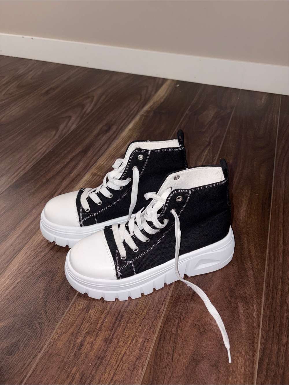 SHEIN Black and White Platform High-Top Sneakers